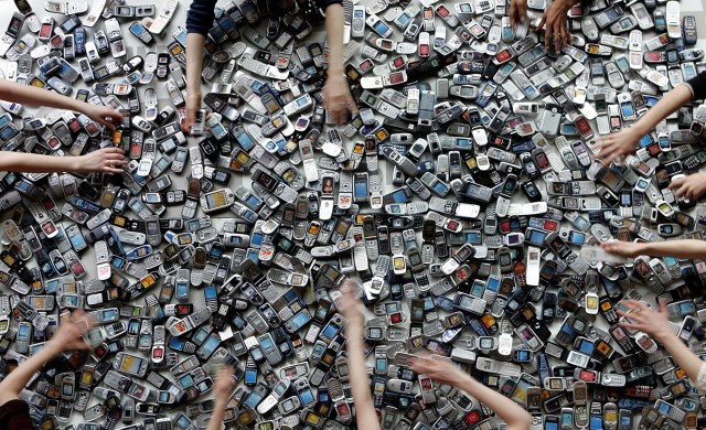 How smartphones make our young people unhappy