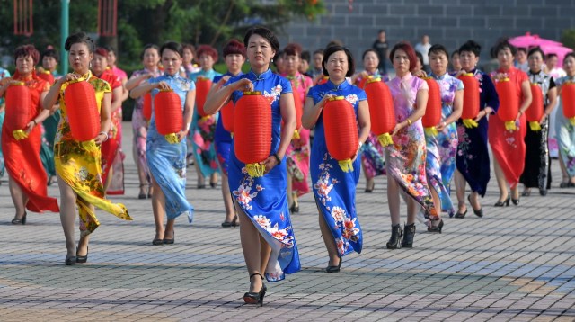 Women present cheongsam (Credit: Xue Jun / Xinhua News Agency / PA)