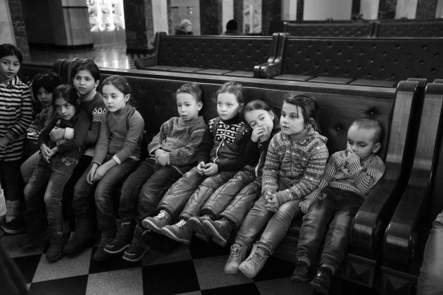 Refugee children waiting at Brest station. Credit: Jędrzej Nowicki