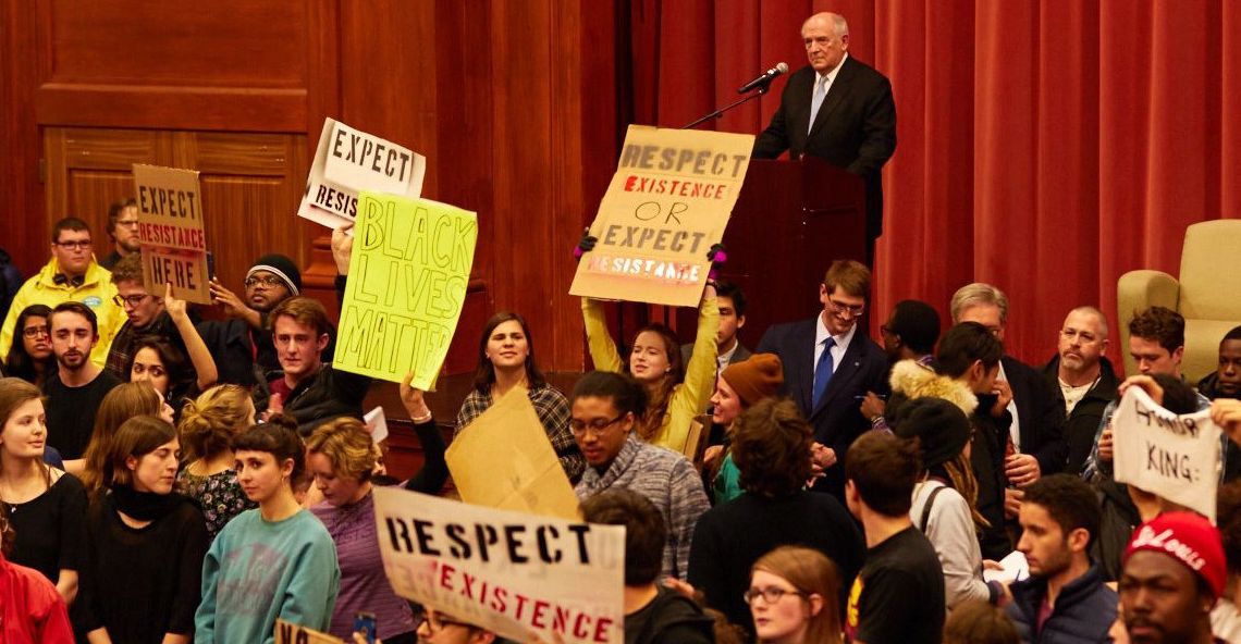 Students at Middlebury College, USA protest against Charles Murray. 