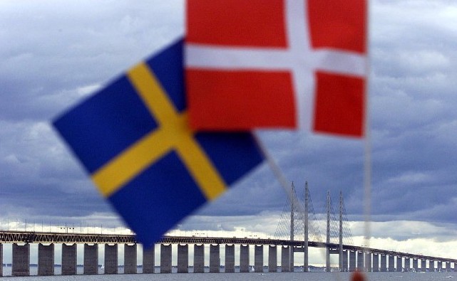 A Swedish flag and Danish at the opening of the Øresund Bridge in 2000. Credit: Søren Bidstrup