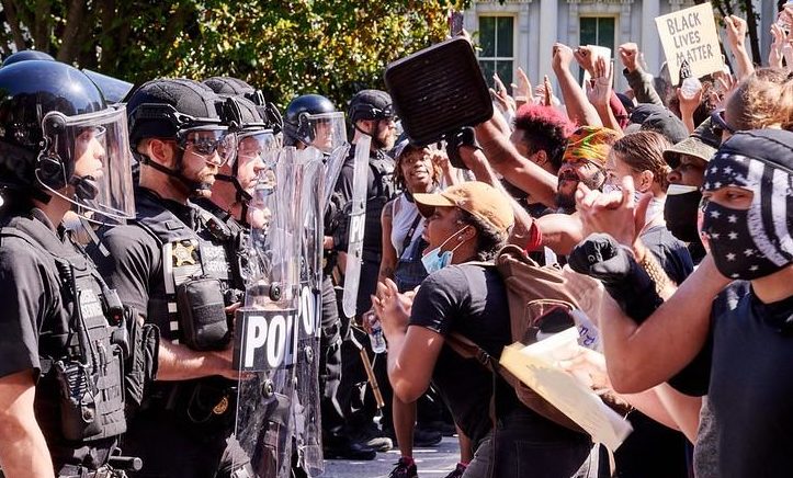 Protestors confront Secret Service personnel near the White House