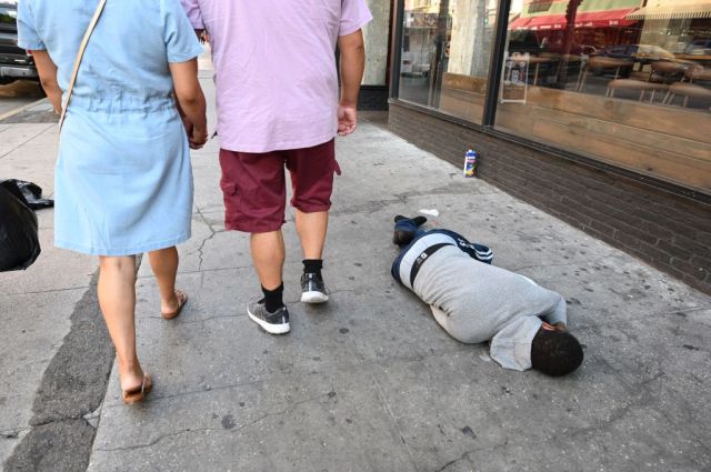 LA: the new serfs and aristocrats. Credit: Robyn Beck / AFP