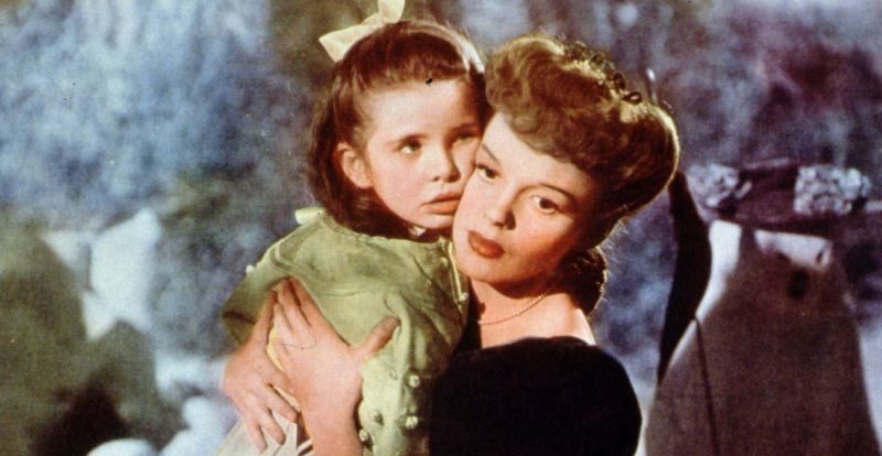 Judy Garland (R) in the 1944 film 'Meet Me in St. Louis,' which featured 'Have Yourself a Merry Little Christmas'