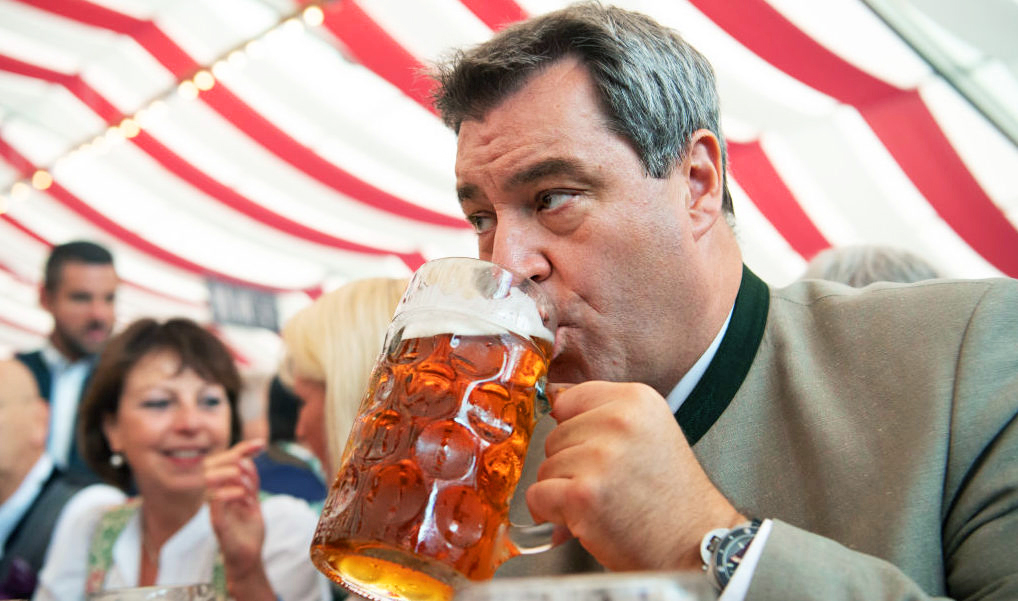 Woah, das ist ein großes Bier! (Photo by Sebastian Widmann/Getty Images)
