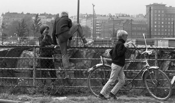 Finnish children playing on the border with the Soviet Union
