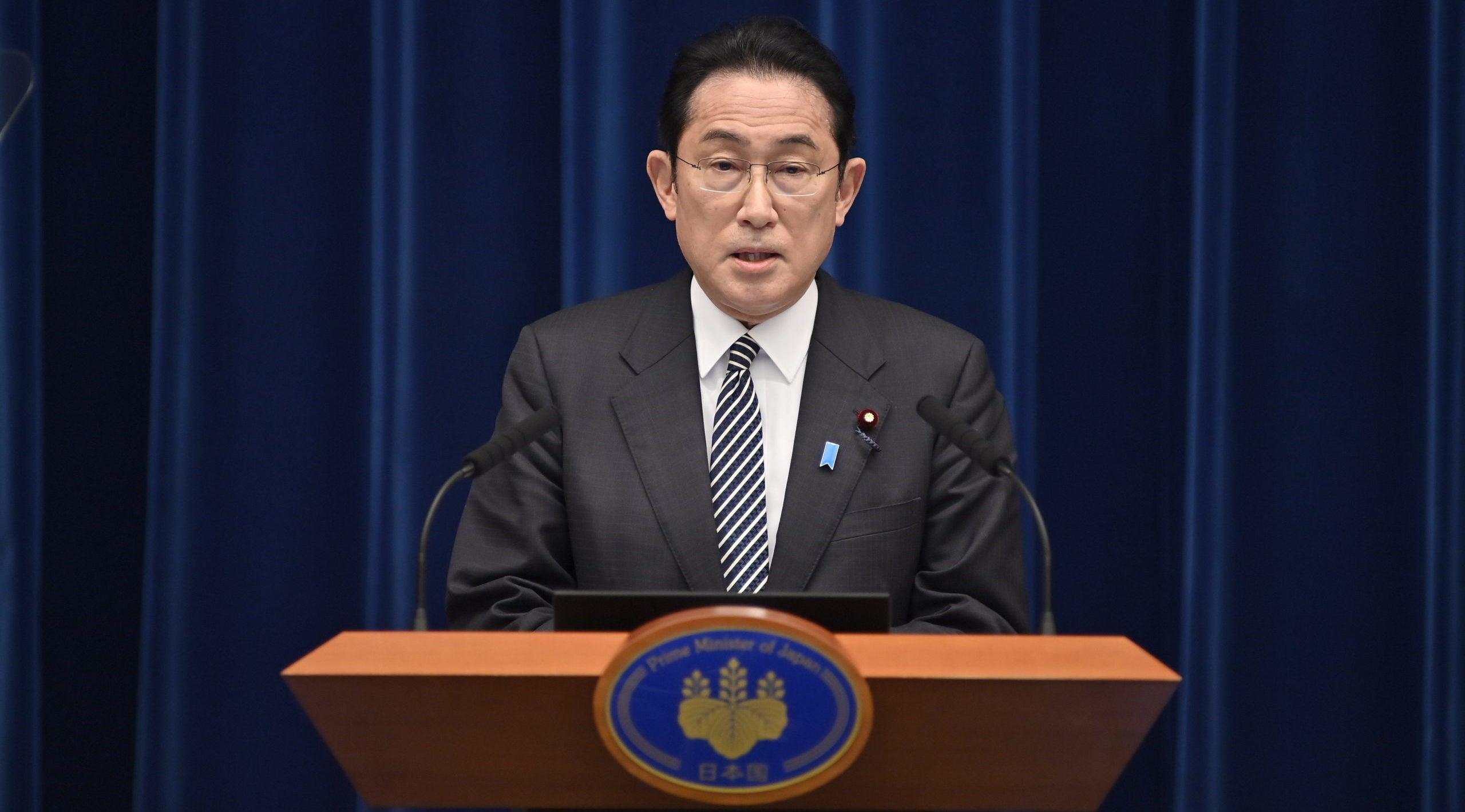 Japanese Prime Minister Fumio Kishida holds a press conference last year. Credit: Getty.