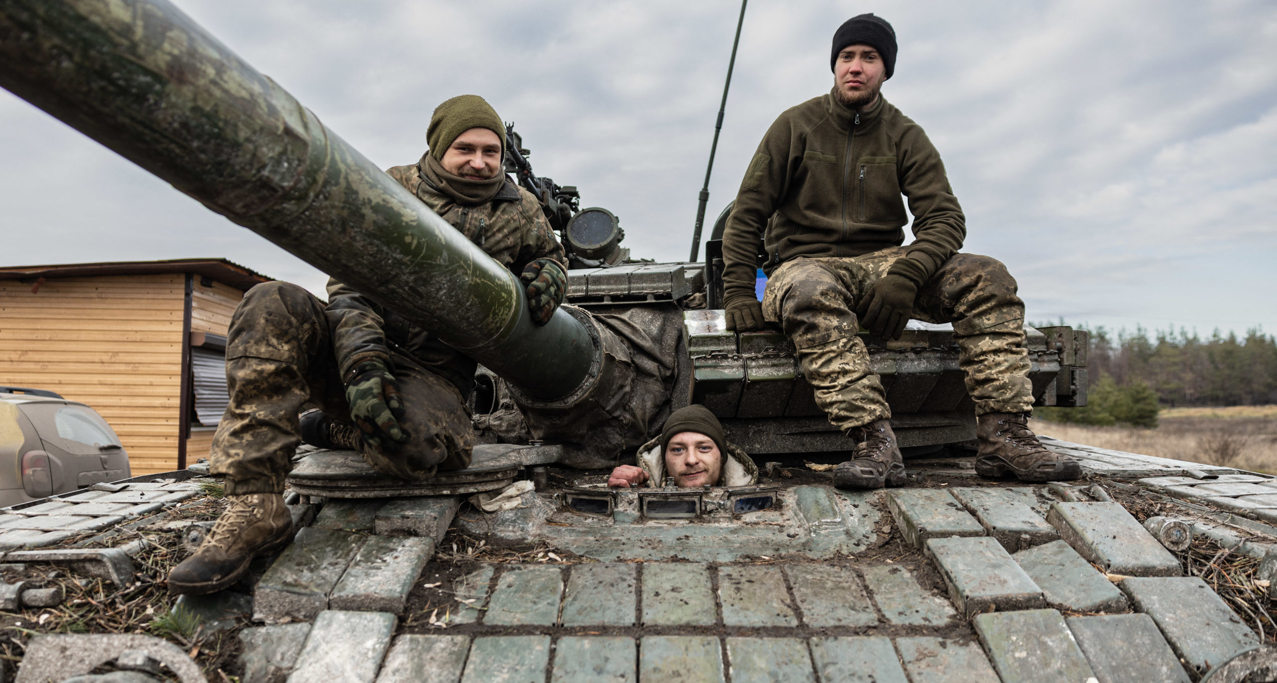 Ukrainian servicemen on a T-80 tank in eastern Ukraine. Credit: Getty.