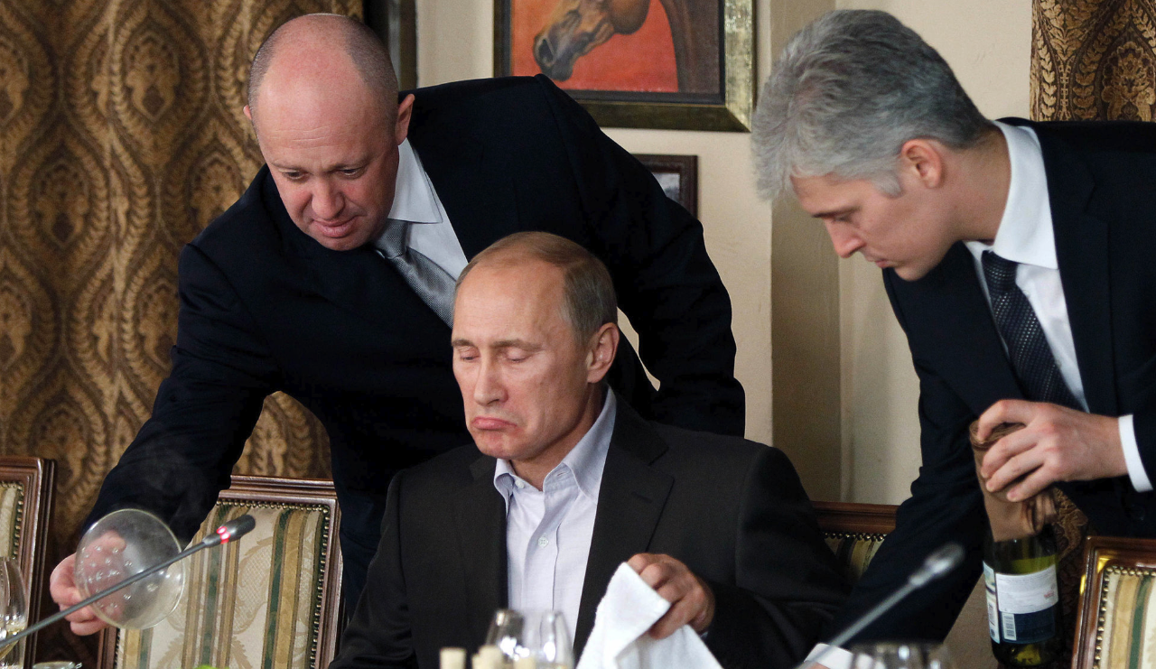 Yevgeny Prigozhin (L) serves Vladimir Putin (C)