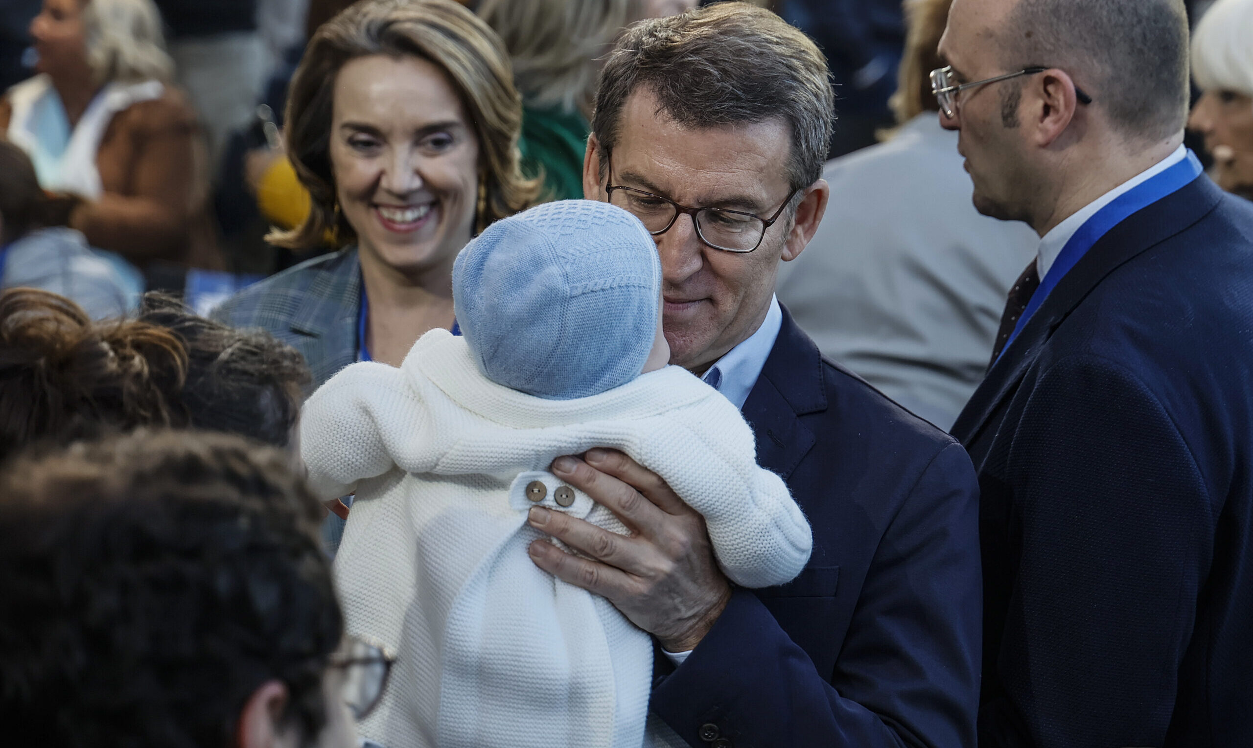 Popular Party leader Alberto Nuñez Feijoo meets a swing voter. Credit: Getty