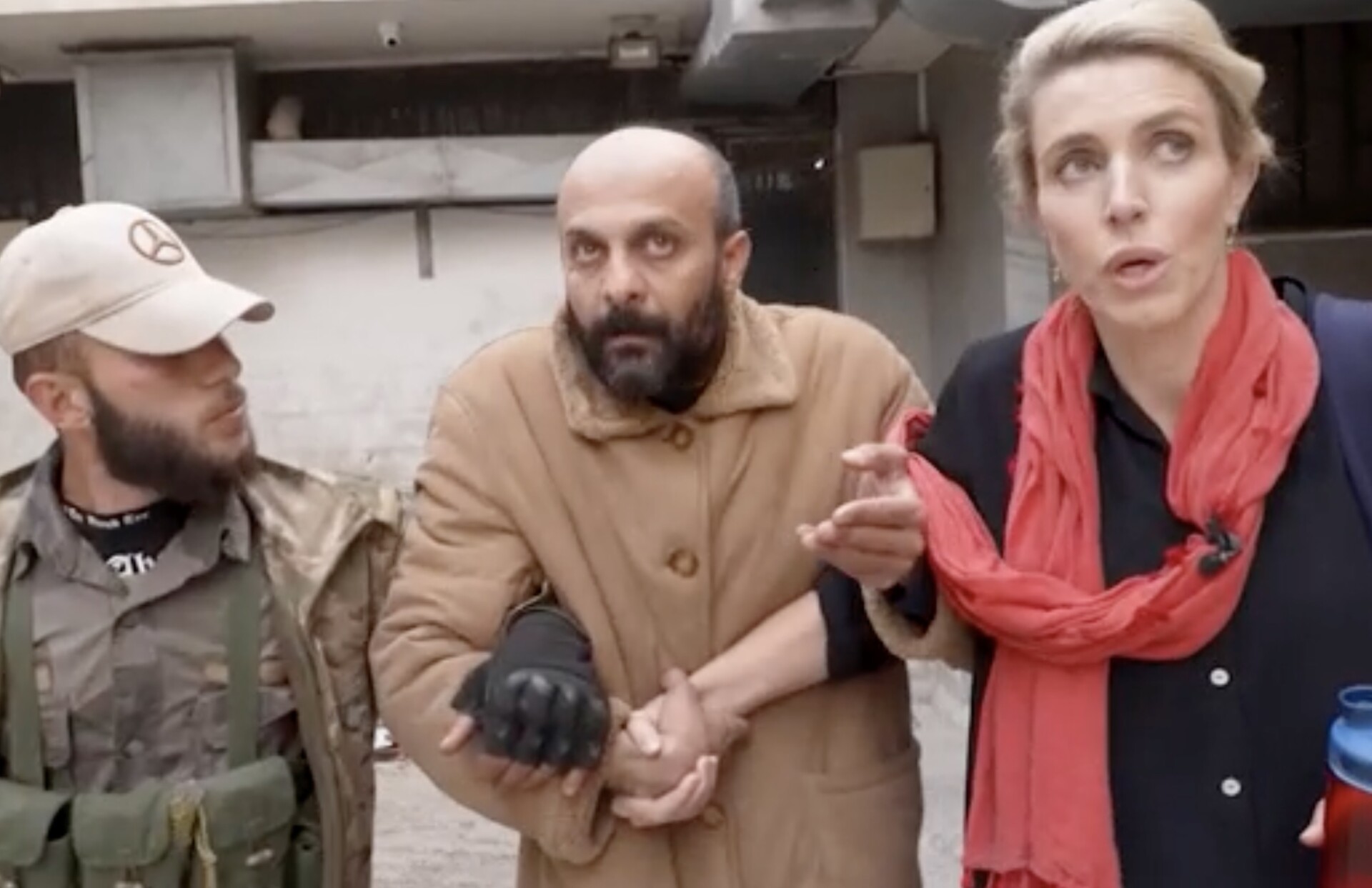 Clarissa Ward 'frees' a prisoner in Syria. Credit: CNN