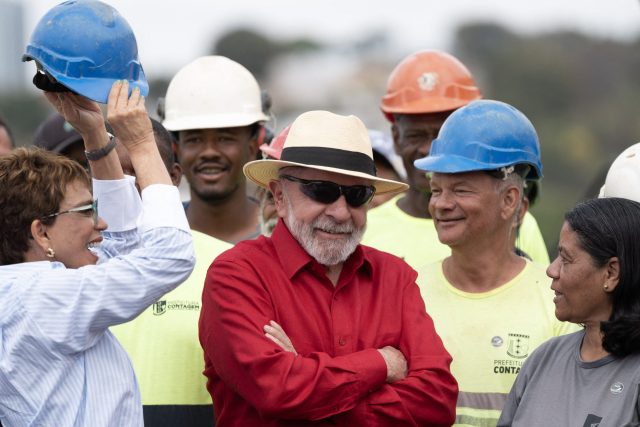 Lula poses with workers. (Credit: Douglas Magno / AFP via Getty Images)