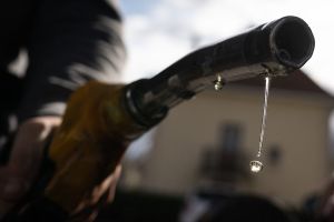 Falling oil prices will take a long time to benefit consumers